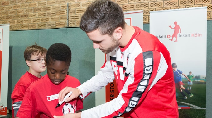 FC-Youngster Justin Diehl traf im Rahmen der Aktion „kicken und lesen“ im November 2015 auf Jonas Hector.