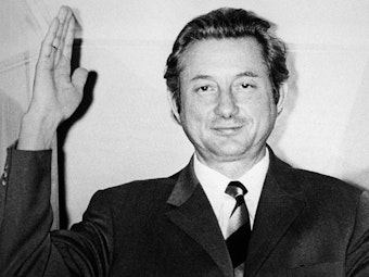 Theo Albrecht spricht rund 24 Stunden nach seiner Freilassung im Dezember 1971 von einem Fenster seiner Villa in Essen-Bredeney zu Journalisten. Er war damals entführt worden und wurde nach der Zahlung von sieben Millionen Mark nach 17 Tagen frei gelassen.