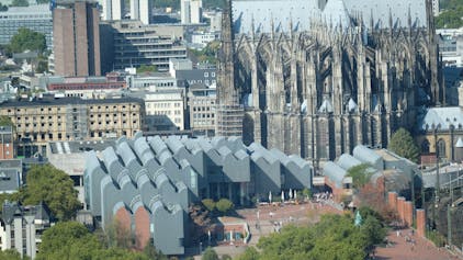 Das Bild zeigt das Museum Ludwig samt Philharmonie, dahinter ist der Kölner Dom zu sehen.&nbsp;