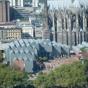 Das Bild zeigt das Museum Ludwig samt Philharmonie, dahinter ist der Kölner Dom zu sehen.&nbsp;