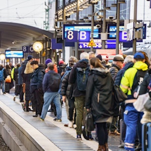 Zahlreiche Reisende stehen am Morgen des 17. Februar 2023 auf dem Frankfurter Hauptbahnhof auf einem Bahnsteig.