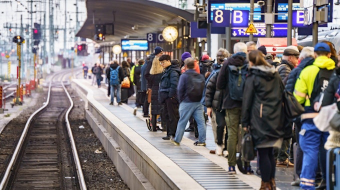 Zahlreiche Reisende stehen am Morgen des 17. Februar 2023 auf dem Frankfurter Hauptbahnhof auf einem Bahnsteig.