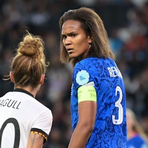 Wendie Renard mustert Lina Magull im EM-Halbfinale zwischen Frankreich und Deutschland.