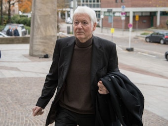 Der ehemalige Drogeriekettenbesitzer Anton Schlecker vor dem Landgericht in Stuttgart (Baden-Württemberg) an. Seine Kinder wurden 1987 entführt.