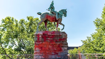 Steinsockel und Reiterstatue von Wilhelm II. sind mit roter Farbe beschmiert. Sie wurden Opfer einer Farbattacke von Unbekannten.