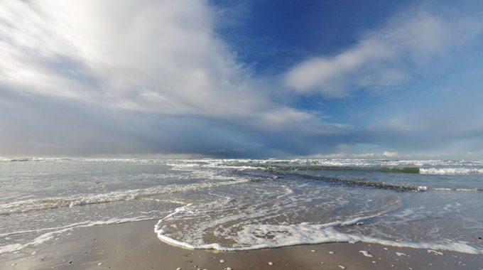 Sand, Weite und wilder Himmel: Strand zwischen Julianadorp aan Zee und Den Helder, in Nord-Holland