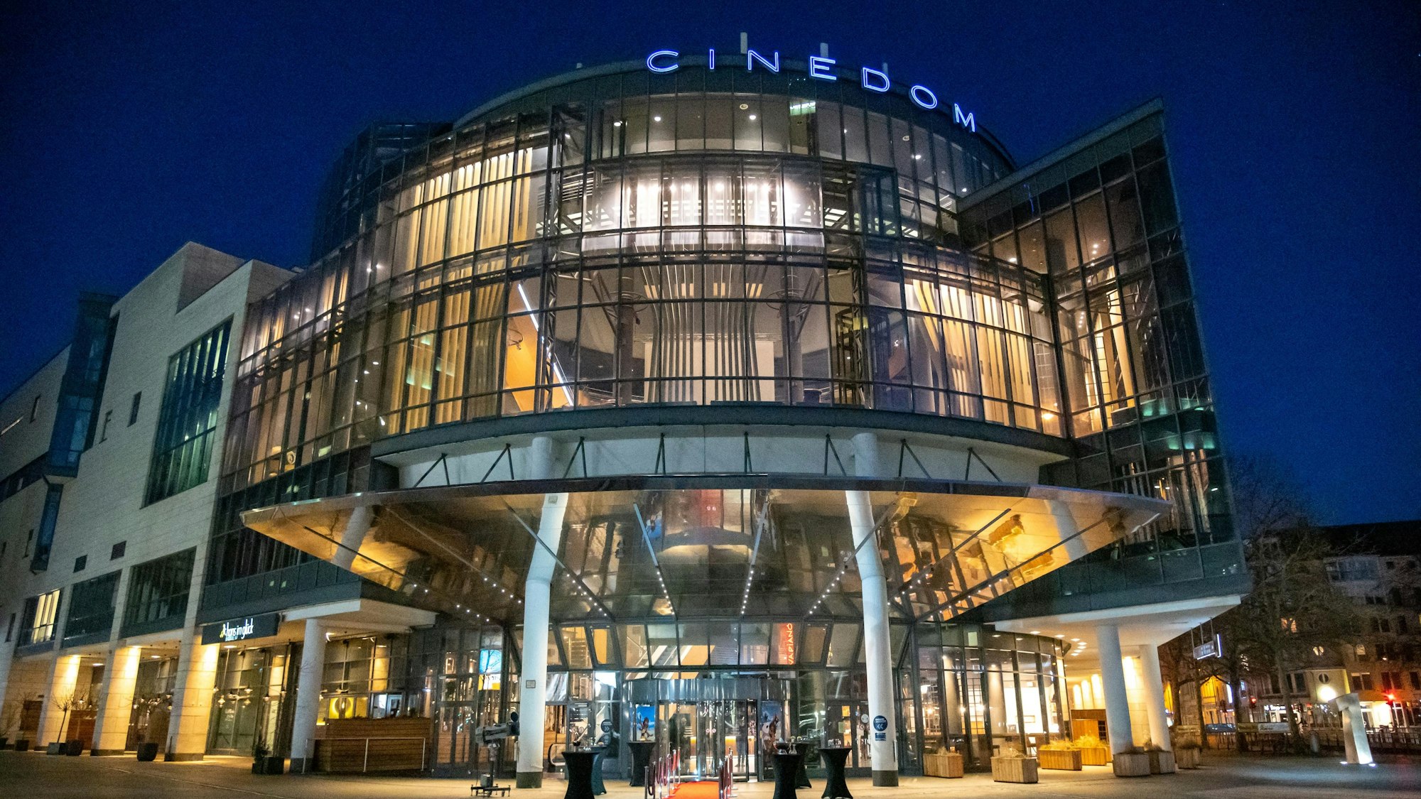 Das Cinedom-Kino ist hell erleuchtet.