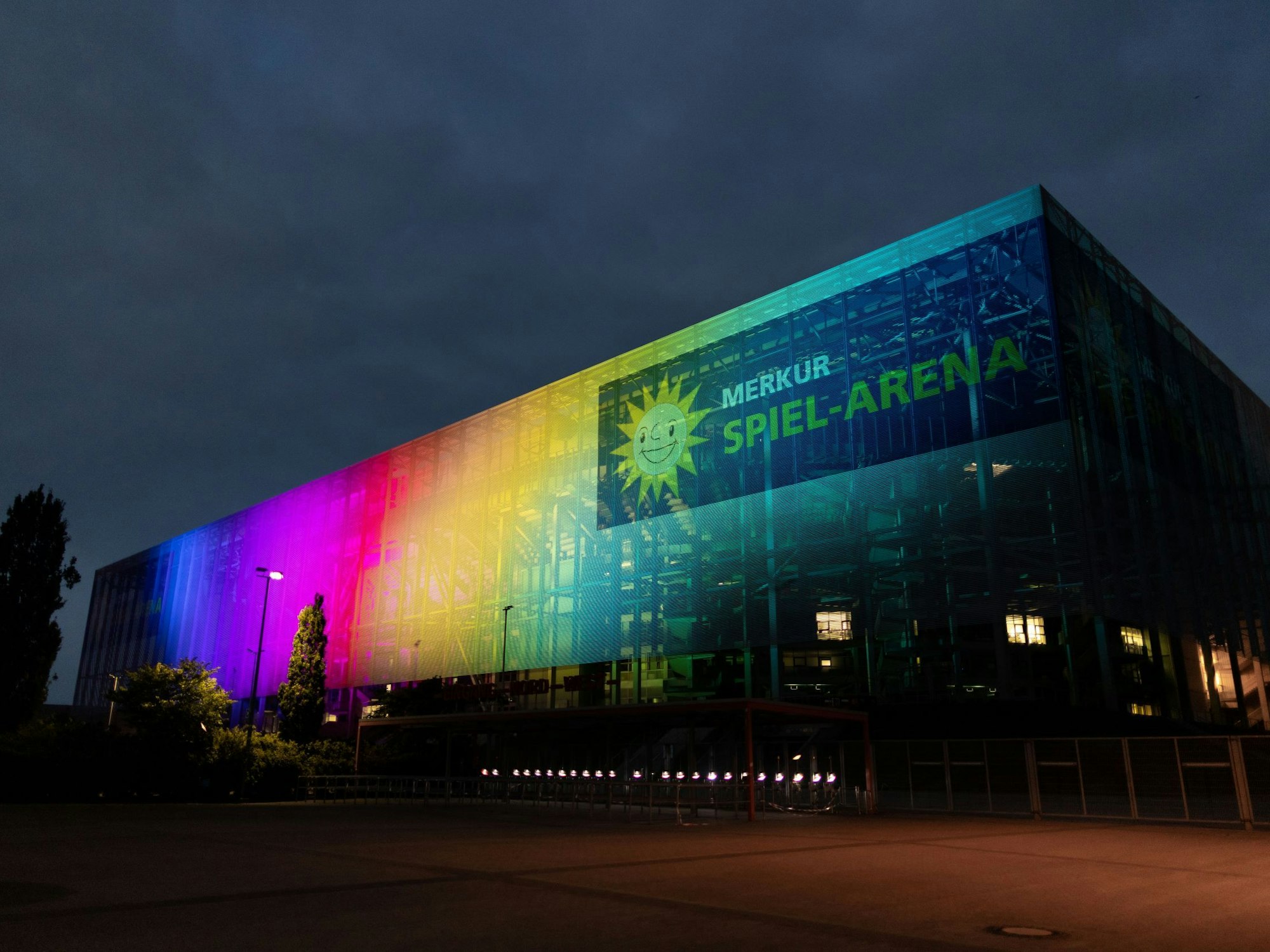 Die Merkur Spiel-Arena ist während eines Spiels in Regenbogenfarben beleuchtet.