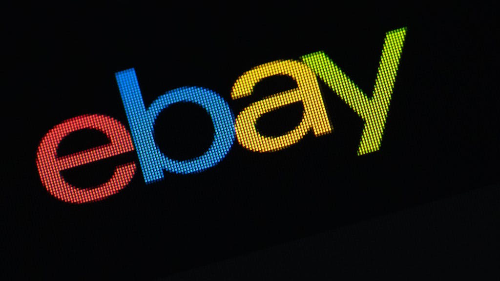 Das Logo des Unternehmens eBay ist auf dem Display eines iPhone SE in der App des Online-Marktplatzes eBay zu sehen.
