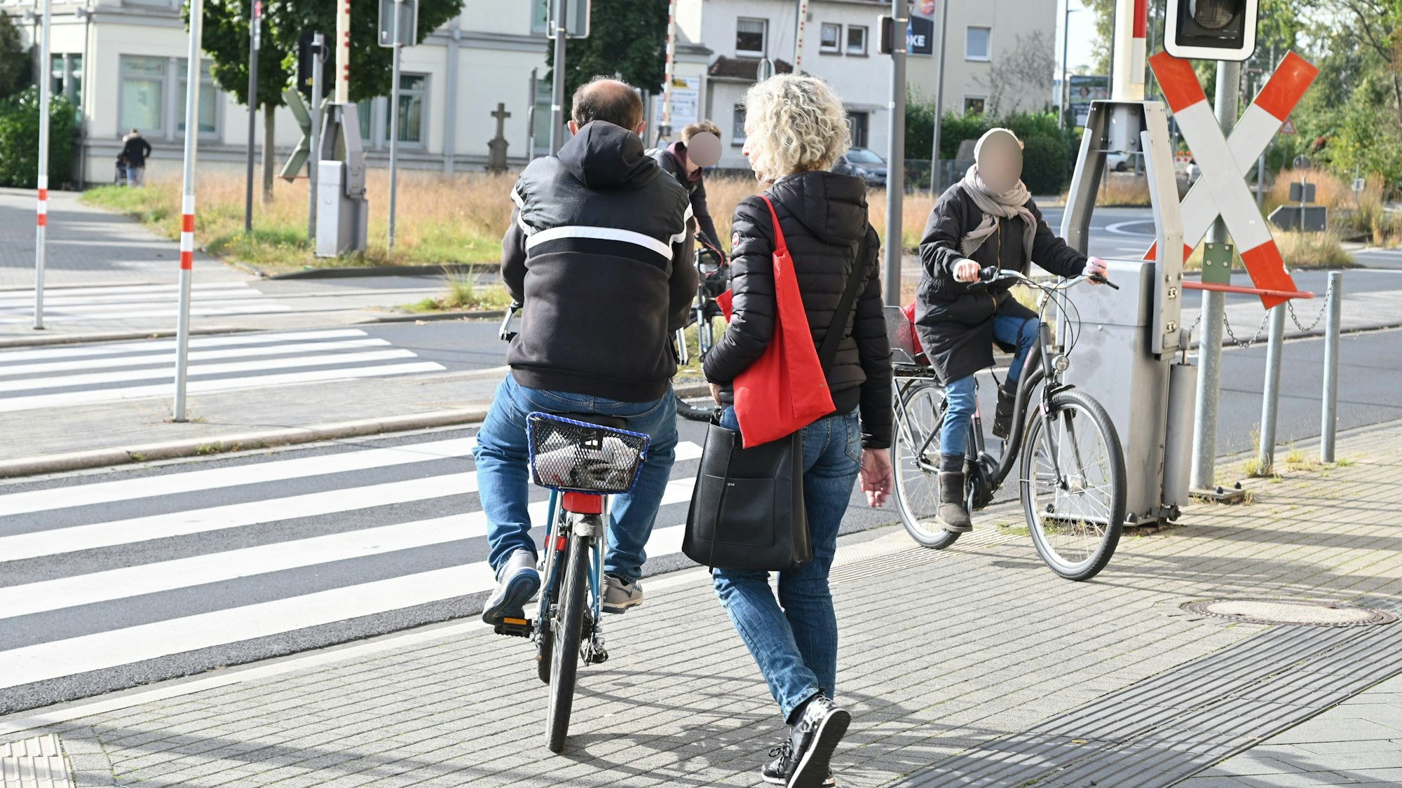 Das Bild zeigt Radfahrer, die verbotenerweise den Zebrastreifen am Driescher Kreisel nutzen.