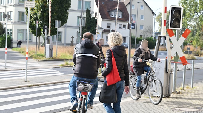 Das Bild zeigt Radfahrer, die verbotenerweise den Zebrastreifen am Driescher Kreisel nutzen.