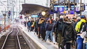 Zahlreiche Reisende stehen am Frankfurter Hauptbahnhof auf einem Bahnsteig. Die Gewerkschaft Verdi will am Freitag mit Warnstreiks den öffentlichen Nahverkehr in zahlreichen Städten in mehreren Bundesländern lahmlegen. (Symbolbild)