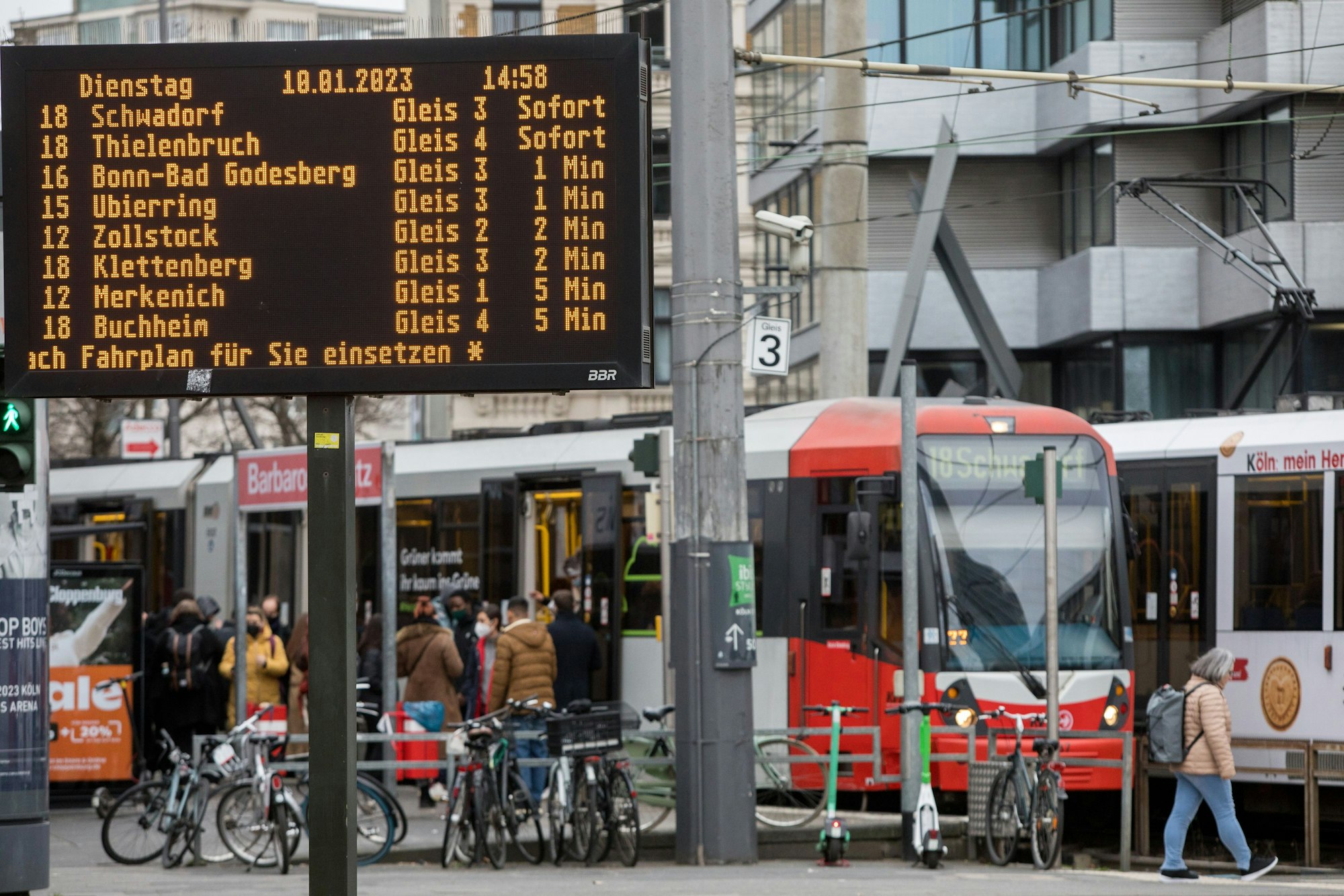 Menschen steigen in eine Straßenbahn in Köln ein.