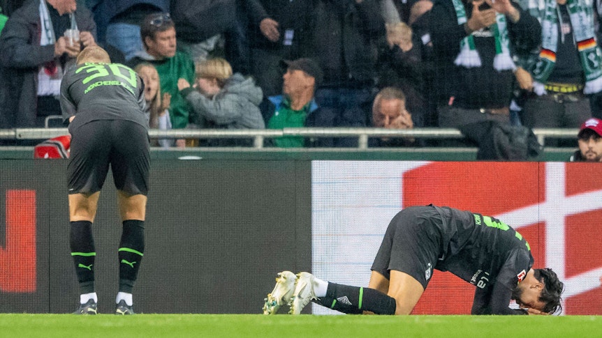 Ramy Bensebaini (r.) von Borussia Mönchengladbach geht nach einem Eigentor im Spiel bei Werder Bremen am 1. Oktober 2022 enttäuscht zu Boden. Auch Teamkollege Nico Elvedi wirkt nach dem zwischenzeitlichen Treffer zum 0:4 bei der 1:5-Klatsche niedergeschlagen.