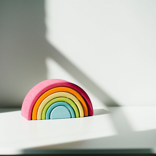 Bei Eltern beliebt und auf Kinderflohmärkten heiß gehandelt: Stapelholzspielzeug in Farben des Regenbogens:
