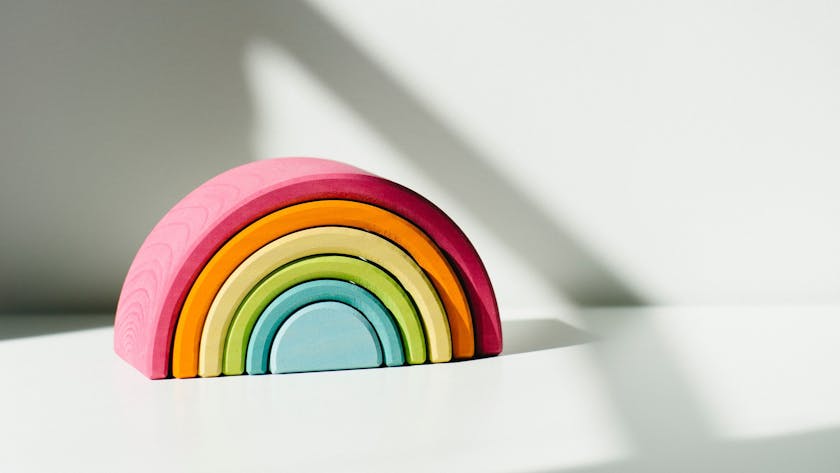 Bei Eltern beliebt und auf Kinderflohmärkten heiß gehandelt: Stapelholzspielzeug in Farben des Regenbogens: