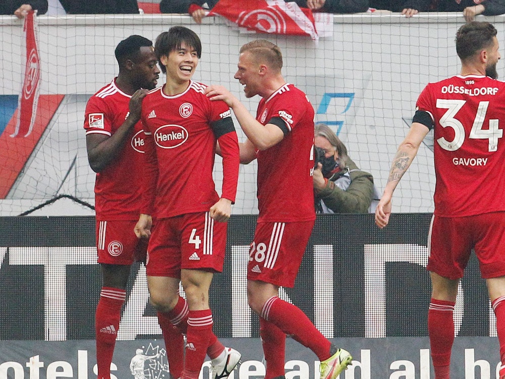 Düsseldorfs Ao Tanaka bejubelt sein Tor zum 1:0 mit Khaled Narey, Rouwen Hennings und Nicolas Gavory.