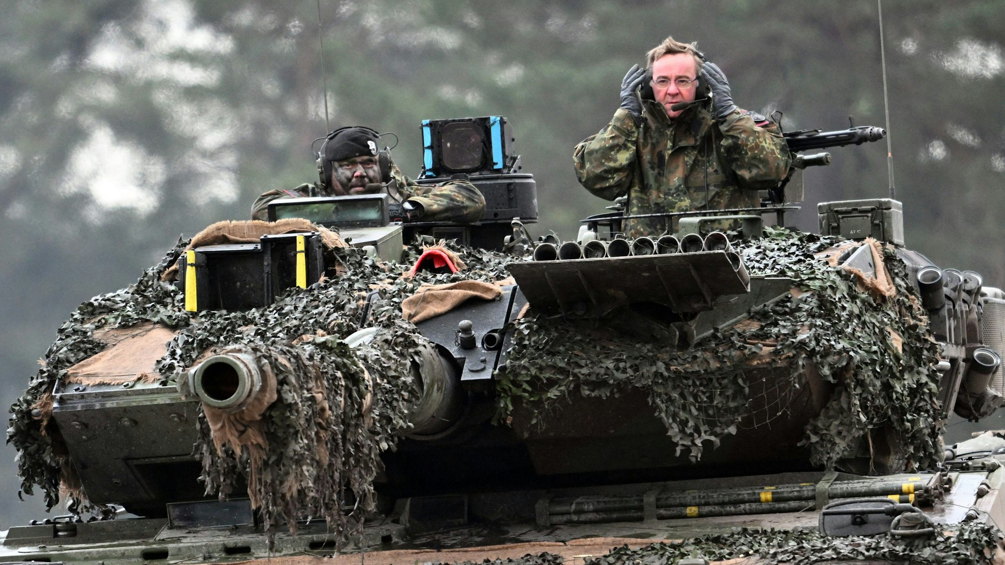 Boris Pistorius (SPD) Verteidigungsminister, fährt im Turm eines Leopard 2A6 mit einem Soldaten des der Bundeswehr.