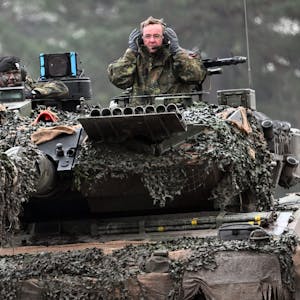 Boris Pistorius (SPD) Verteidigungsminister, fährt im Turm eines Leopard 2A6 mit einem Soldaten des der Bundeswehr.&nbsp;