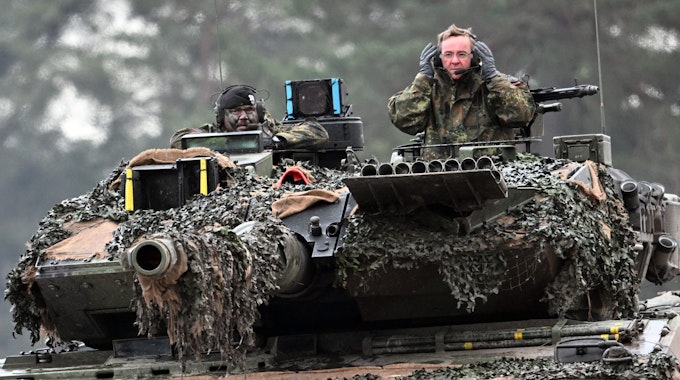 Boris Pistorius (SPD) Verteidigungsminister, fährt im Turm eines Leopard 2A6 mit einem Soldaten des der Bundeswehr.&nbsp;