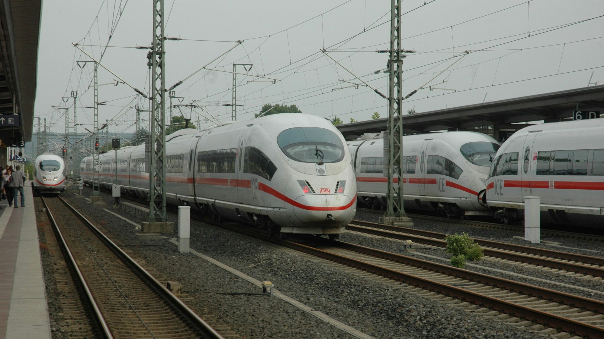 Im ICE-Bahnhof Siegburg/Bonn halten gleichzeitig drei der Schnellzüge.