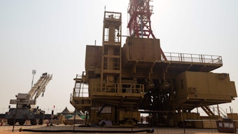Auf der Baustelle rund um die Fläche für die Ölförderung in Uganda stehen riesige Maschinen in der Wüste.
