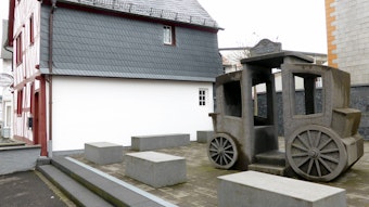Denkmal an der Trierer Straße: eine eindrucksvolle steinerne Basaltkutsche