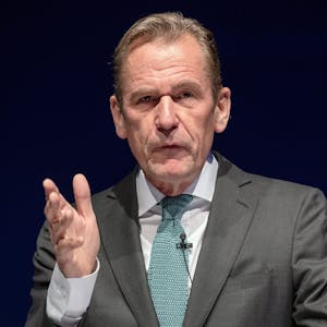 Mathias Döpfner, Vorstandsvorsitzender von Axel Springer SE, gestikuliert.