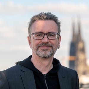 Jürgen Amann, Geschäftsführer von Köln-Tourismus, im Hintergrund der Dom