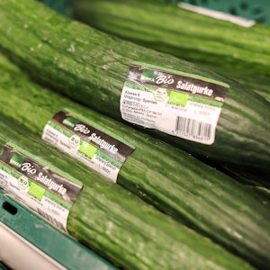 Der Schriftzug „Bio Salatgurke“ steht auf Gurken in der Obst- und Gemüseabteilung in einem Edeka-Supermarkt.