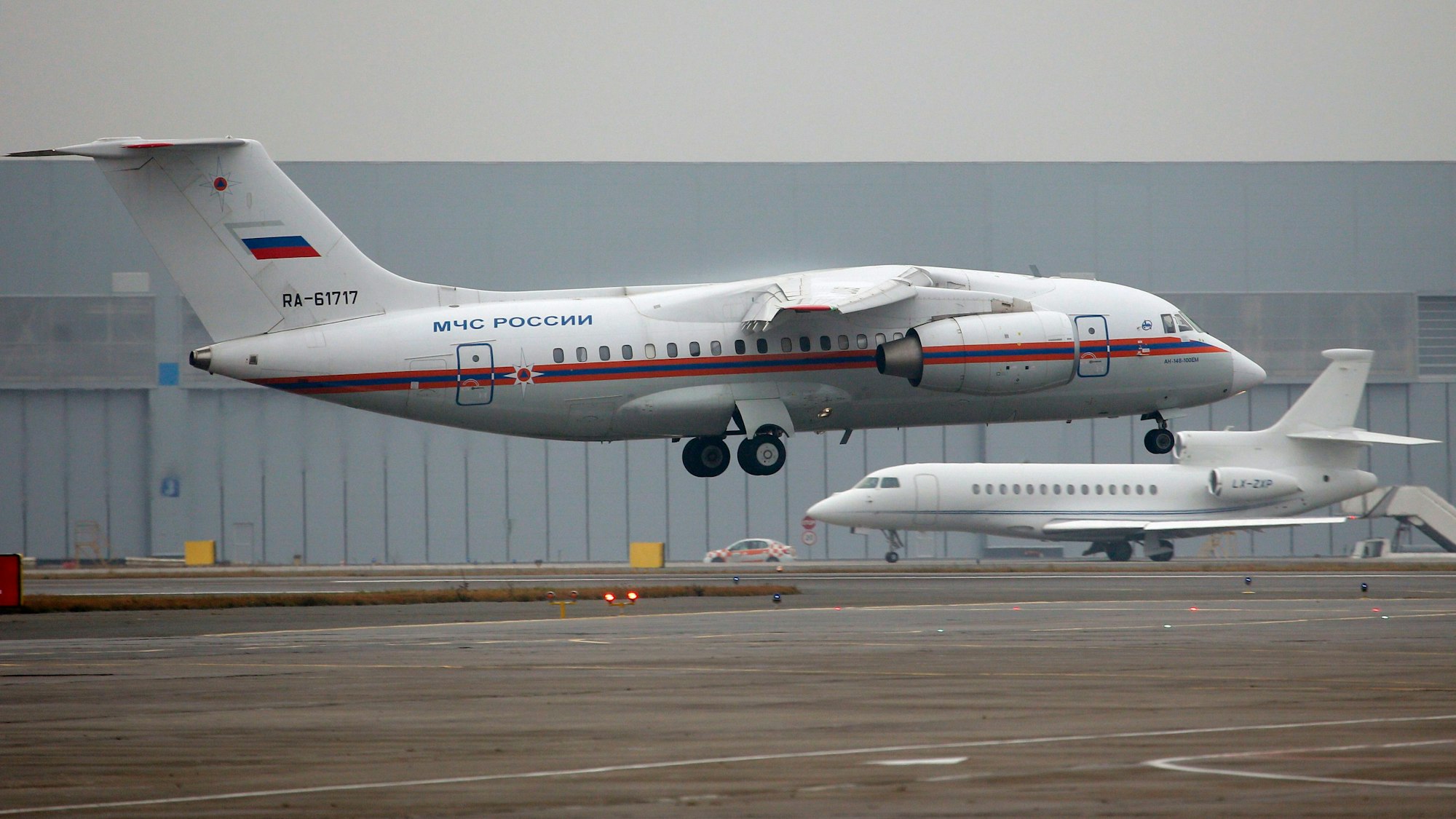 Ein Flugzeug kurz vor der Landung auf dem Flughafen Pulkovo in St. Petersburg (Symbolbild).