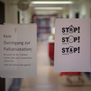 „Kein Durchgang zur Palliativstation“ steht auf einem Zettel in einem Krankenhausgang.
