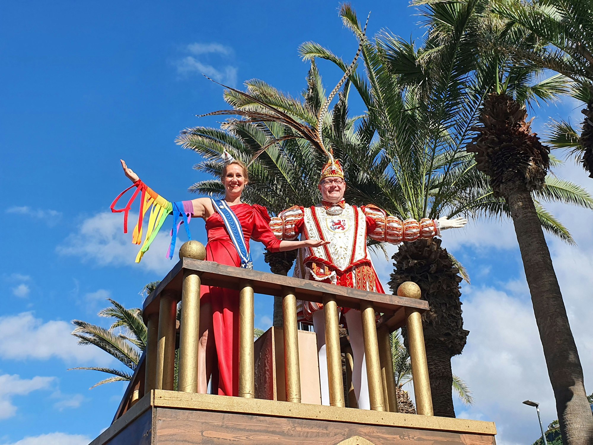 Venetia Uåsa und Prinz Dirk II. auf dem Prin­zen­paar­wa­gen im Kar­ne­valsum­zug in Puerto de la Cruz