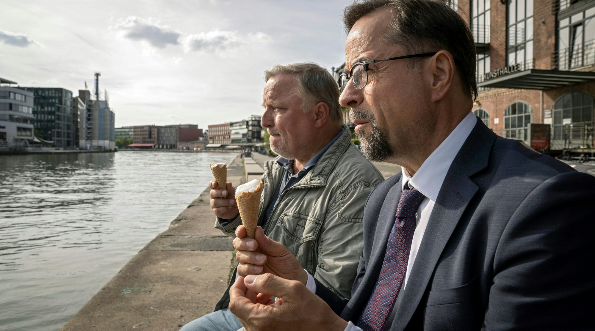 Thiel (Axel Prahl) und Boerne (Jan Josef Liefers) im Hafen von Münster. Immer, wenn er mit einer Waffe bedroht werde, müsse er ein Eis essen, sagt Thiel. Und so kommt es.