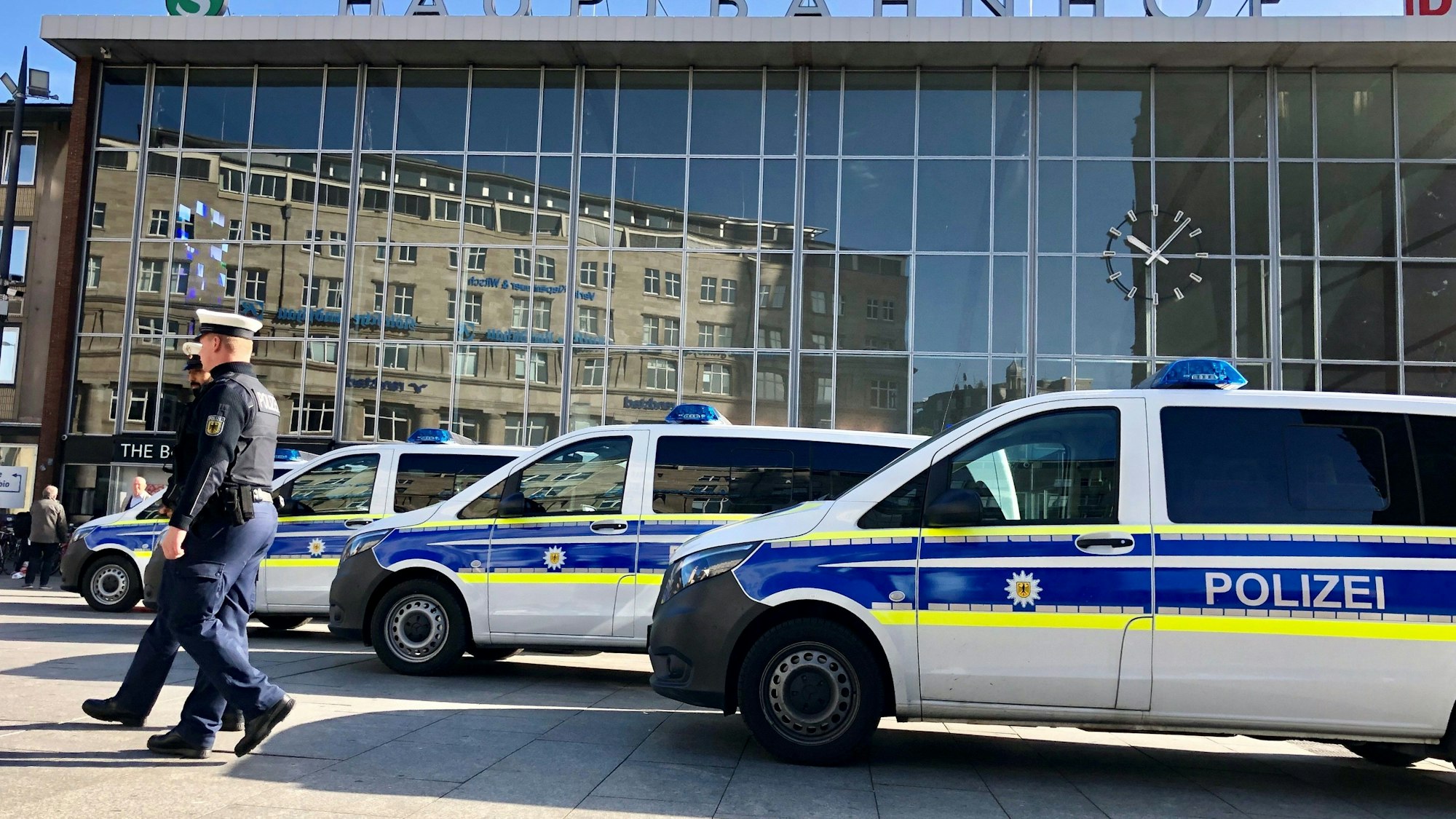 Mehrere Wagen der Bundespolizei stehen vor dem Kölner Hauptbahnhof