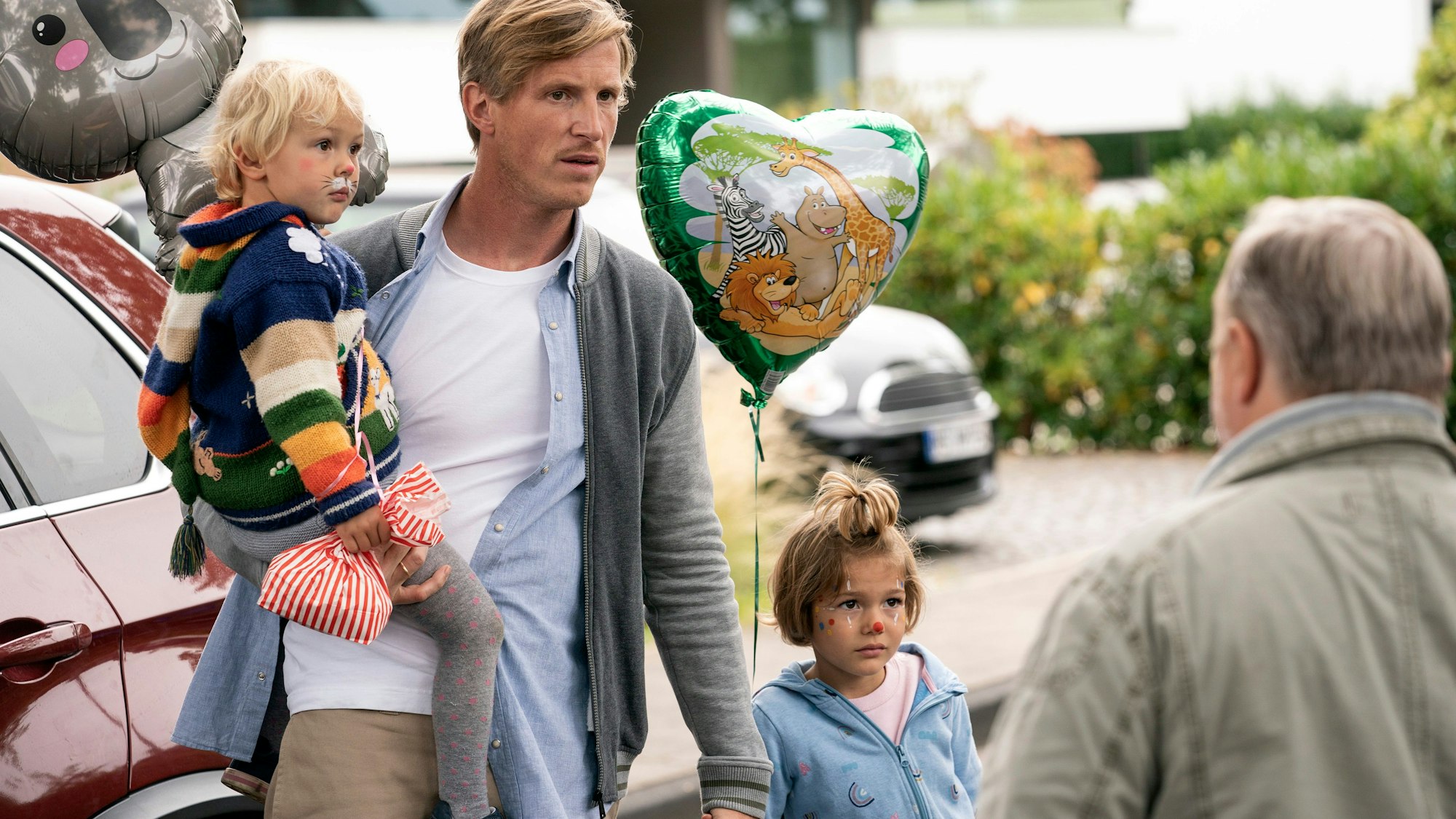 Der trauernde Ehemann: Moritz Vogt (Golo Euler) kommt mit seinen Kindern nach Hause.