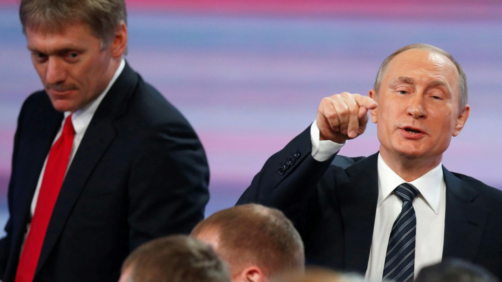 Kremlsprecher Dmitri Peskow (l.) und Russlands Präsident Wladimir Putin. (Archivbild)