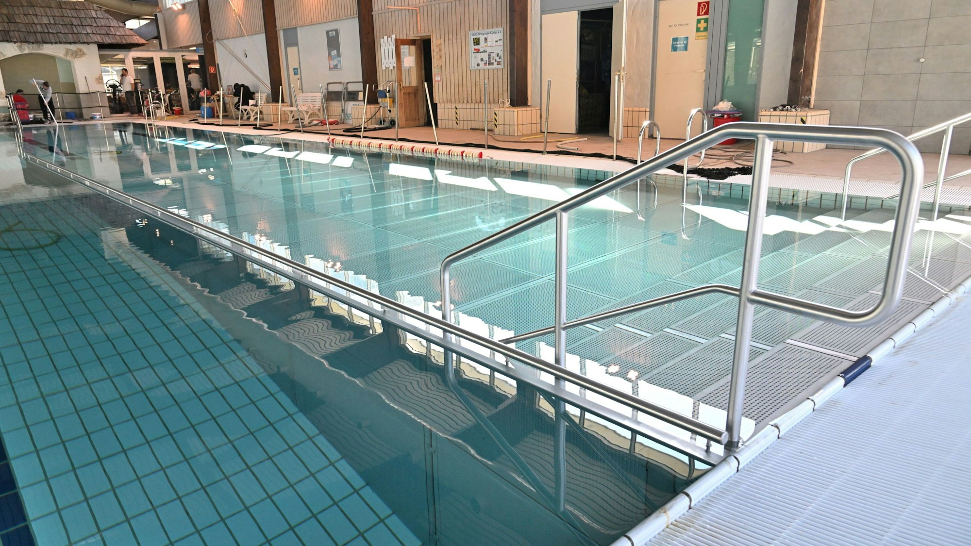 Die neue Rampe und Treppe für den Nichtschwimmerbereich im Hauptbecken.