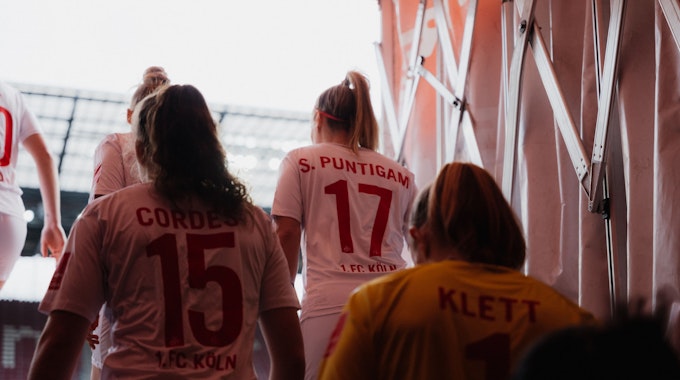 Die FC-Frauen kommen durch den Spieler-Tunnel im Rhein-Energie-Stadion.