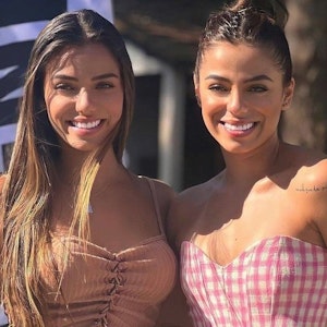 Die beiden brasilianischen Volleyball-Zwillinge Key und Keyt Alves posieren gemeinsam auf einem Foto.