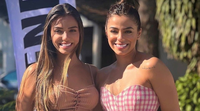 Die beiden brasilianischen Volleyball-Zwillinge Key und Keyt Alves posieren gemeinsam auf einem Foto. 