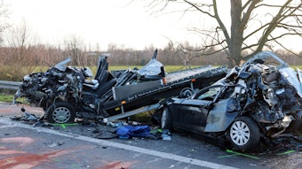 Ein schwerer Unfall auf der A57 in Köln (Archivbild)