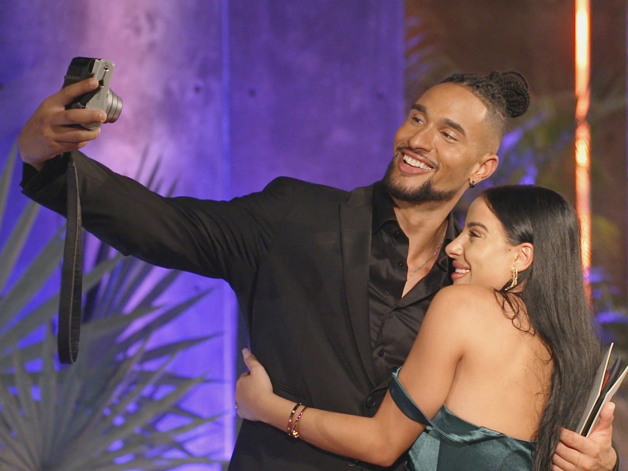„Bachelor“ David und Kandidatin Leyla machen ein Selfie.