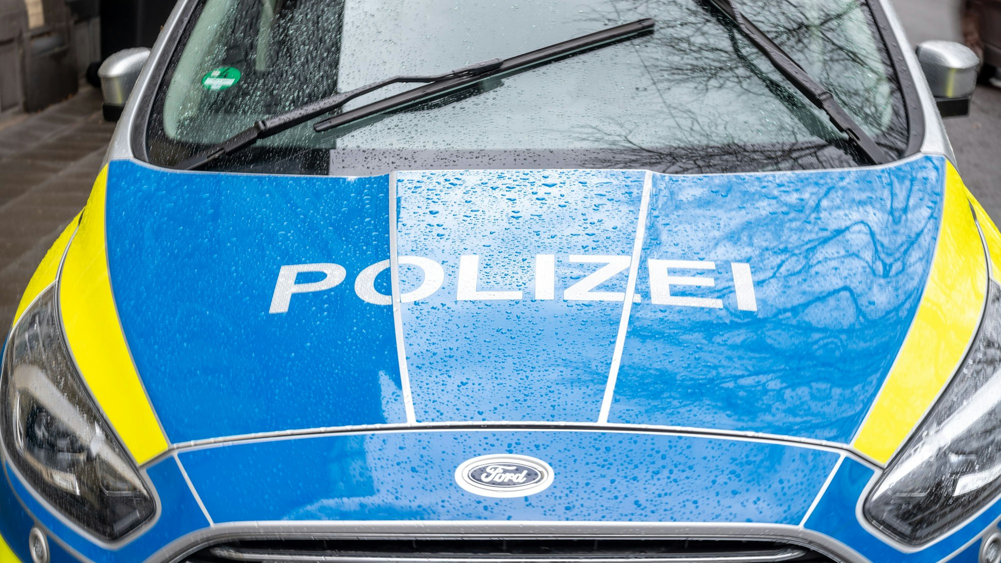 Frontalansicht eines Einsatzfahrzeugs der Polizei Köln (Symbolbild)
