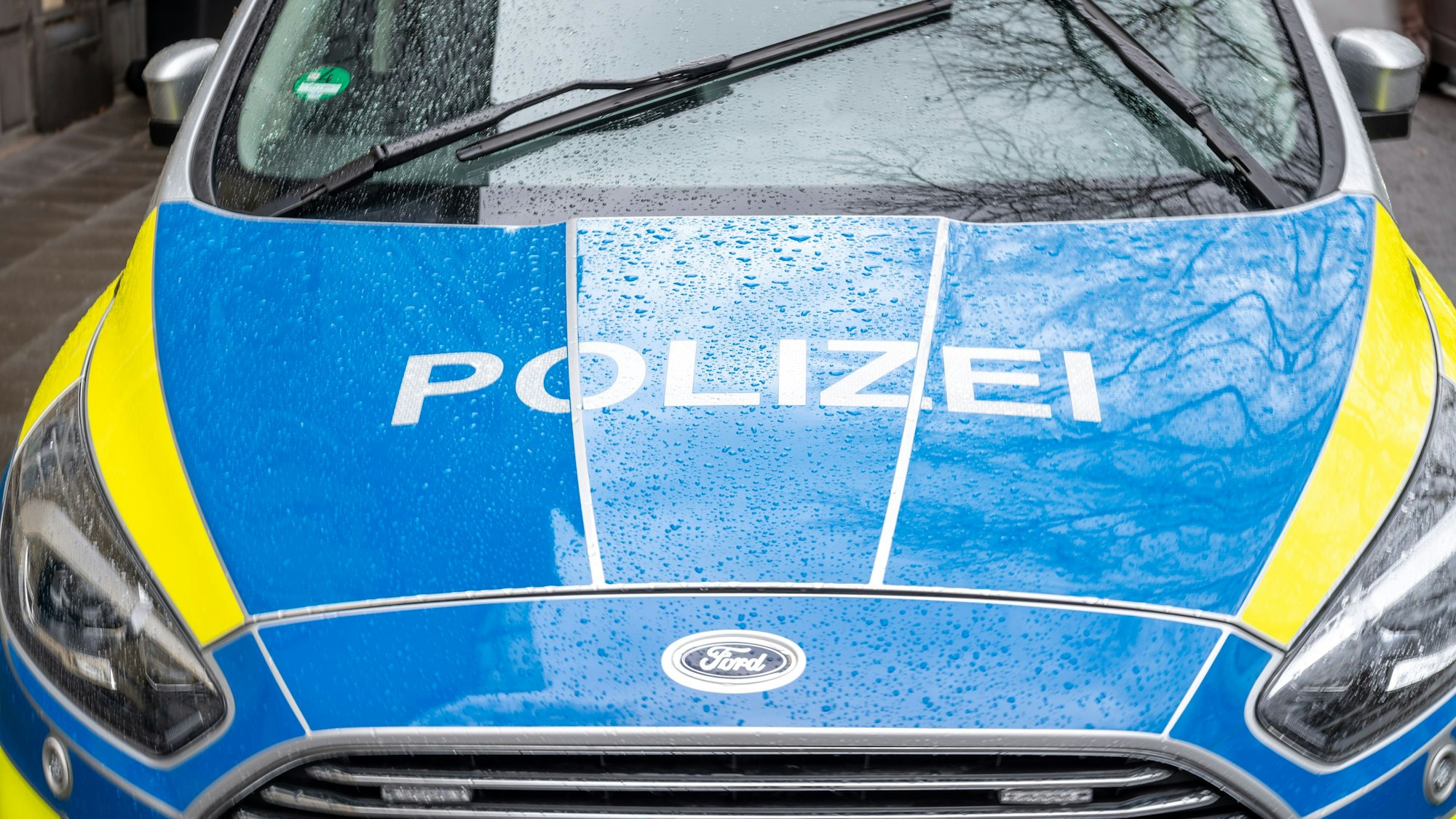 Einsatzfahrzeug der Köln Polizei. Kennzeichen NRW, Automarke Ford. (Symbolbild)