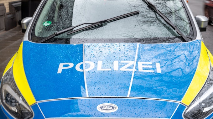 Einsatzfahrzeug der Köln Polizei. Kennzeichen NRW, Automarke Ford. (Symbolbild)