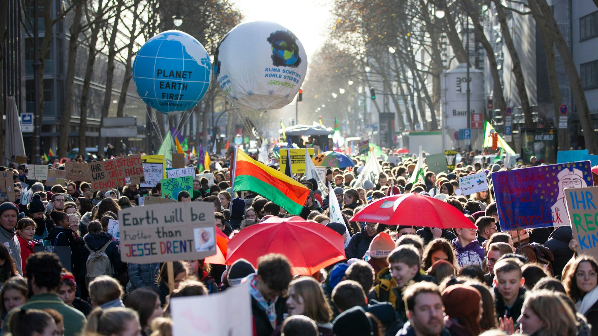 Tausende Klima-Demonstranten, wie hier im Herbst 2019, ziehen am Freitag am Streiktag durch Köln.