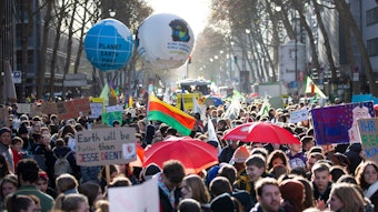 Tausende Klima-Demonstranten, wie hier im Herbst 2019, ziehen am Freitag am Streiktag durch Köln.