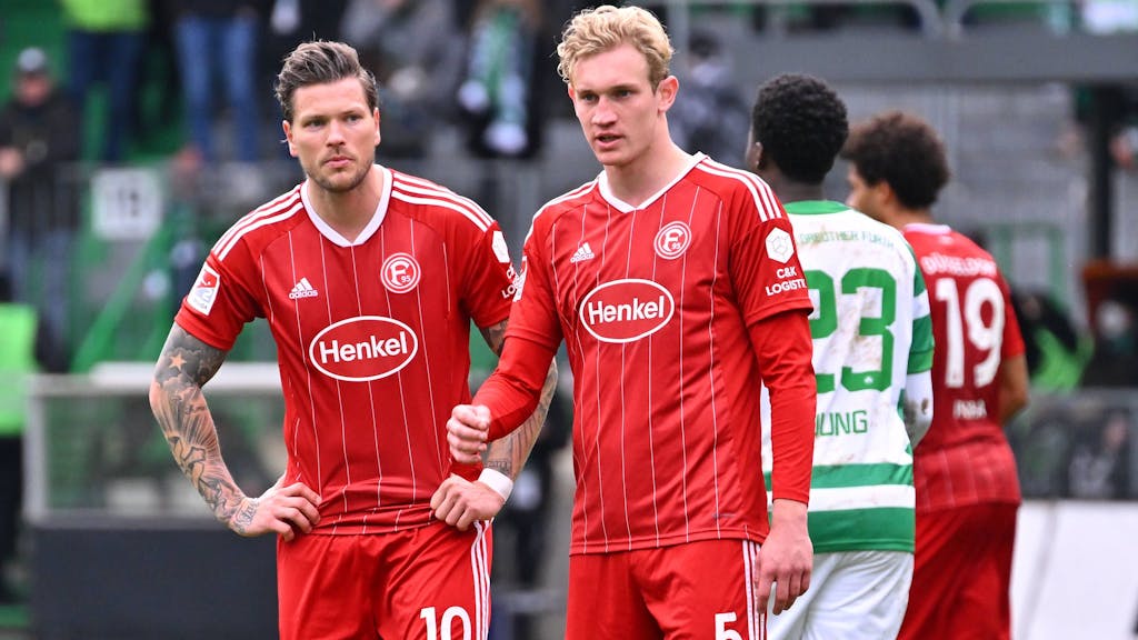 Daniel Ginczek und Christoph Klarer stehen während des Auswärtsspiels bei der SpVgg Greuther Fürth frustriert auf dem Platz.