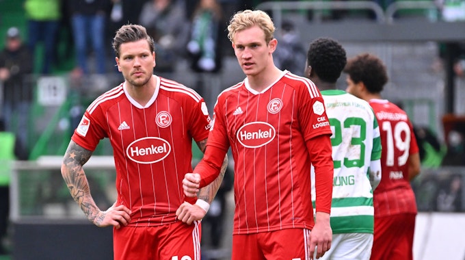 Daniel Ginczek und Christoph Klarer stehen während des Auswärtsspiels bei der SpVgg Greuther Fürth frustriert auf dem Platz.